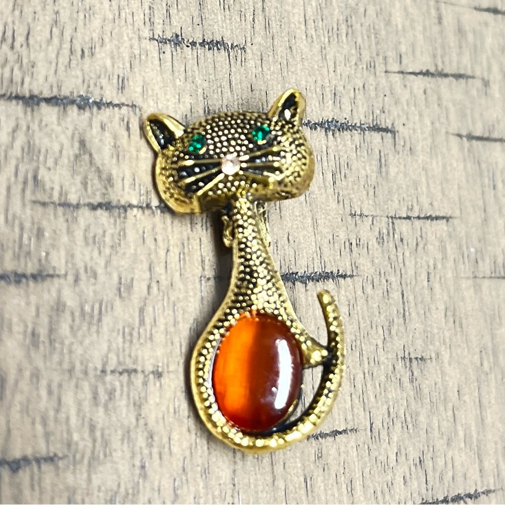 Cat Brooch, NIP, vintage style with Red Gemstone on golden base, display case - Picture 5 of 6